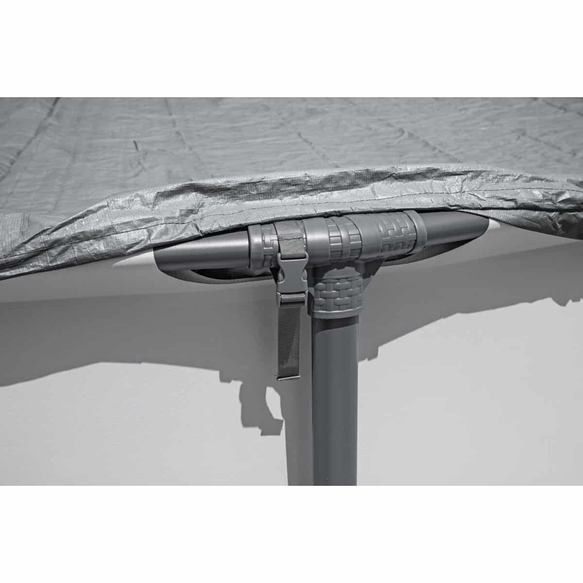 Zwembad afdekking en filterinstallatie voor schoon water.