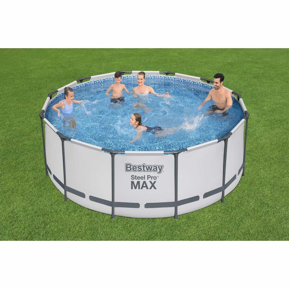Gezinnen genieten van het Bestway Steel Pro MAX zwembad op gras.