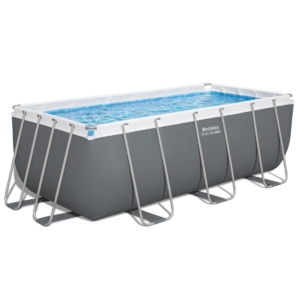 Opblaasbaar zwembad met water in de tuin voor zomers plezier.