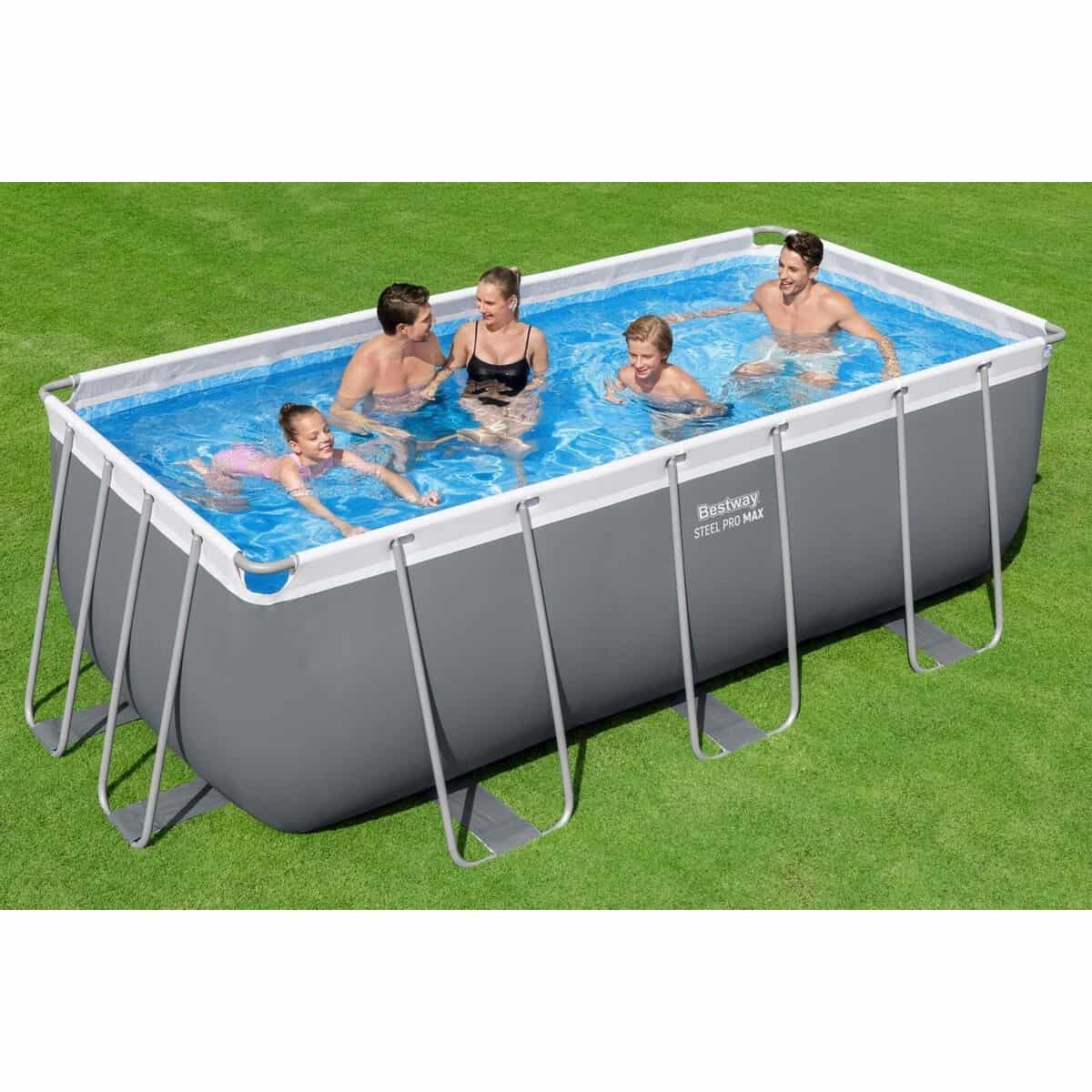 Gezinnen genieten van een opblaasbaar zwembad in de tuin.