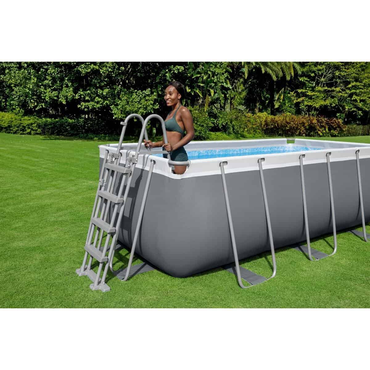 Vrouw geniet van zwemmen in opblaasbaar zwembad in tuin.