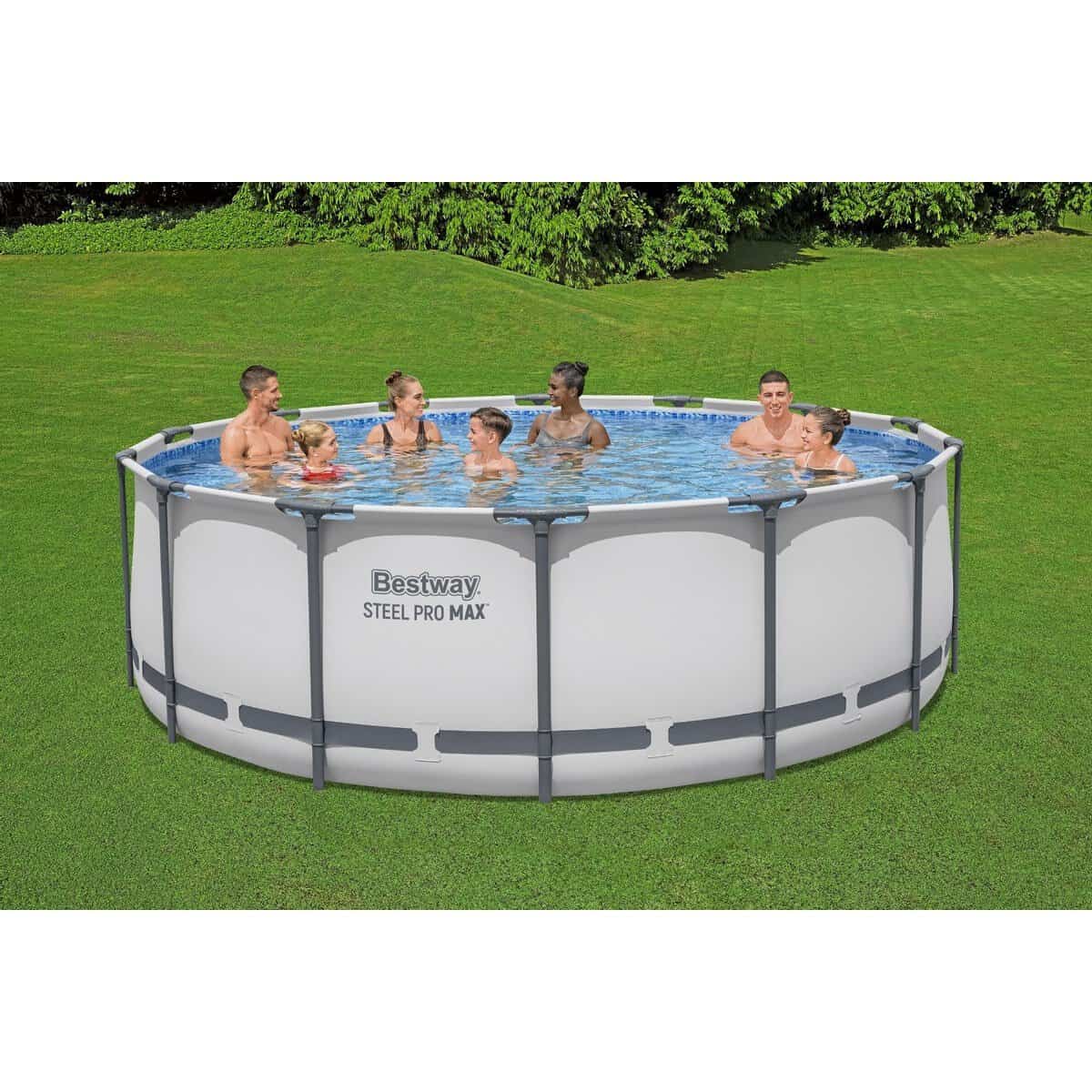 Gezelschap mensen in een opblaasbaar zwembad in de tuin.