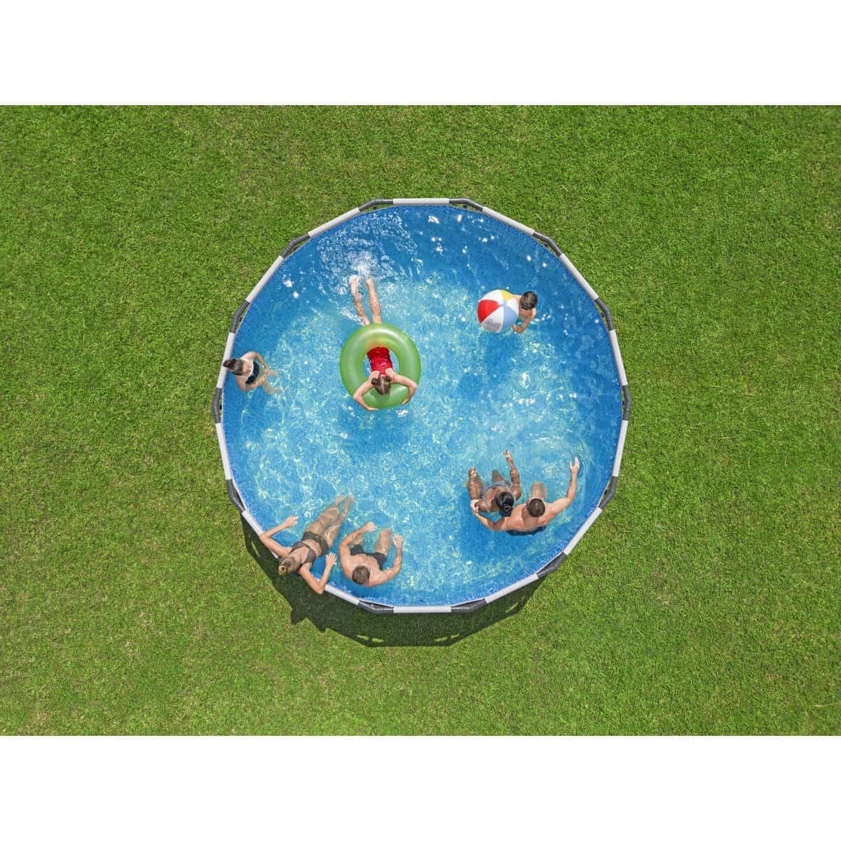 Gezinnen genieten van zwembad in tuin met kinderen en vrienden.