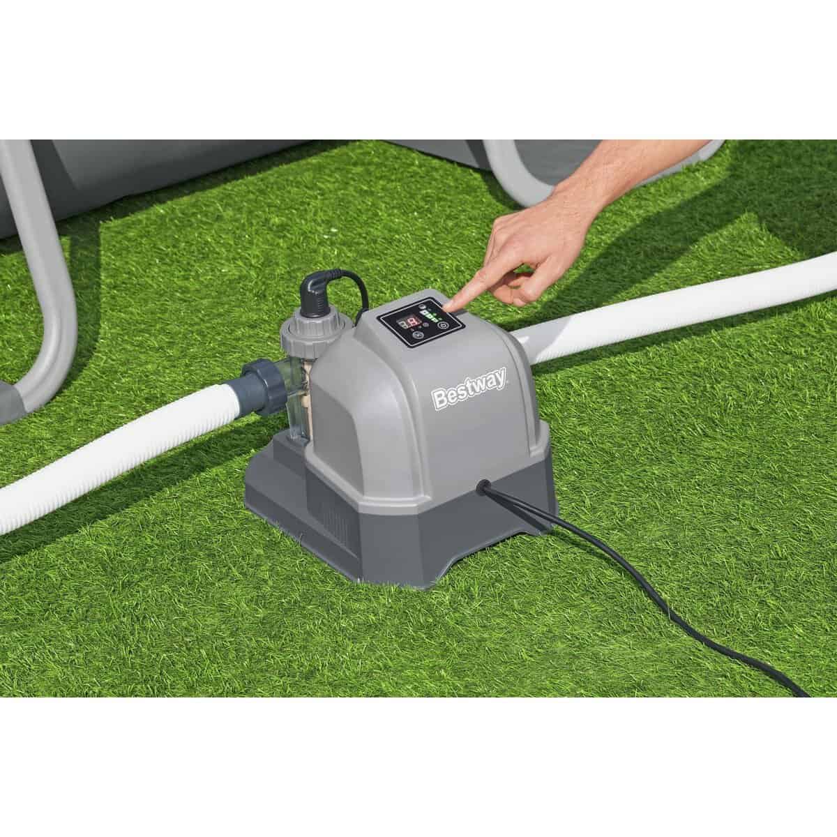 Waterzuiveringspomp voor zwembaden met digitale controle en gebruiksvriendelijk ontwerp.