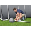 Man gebruikt automatische zwembadzuiger voor schoonmaken van zwembad.