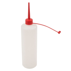 Plastic fles met tuit voor zwembadchemicaliën en onderhoud.