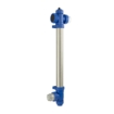 Poolfilter met roestvrijstalen buis en blauwe aansluitingen voor zwembaden.