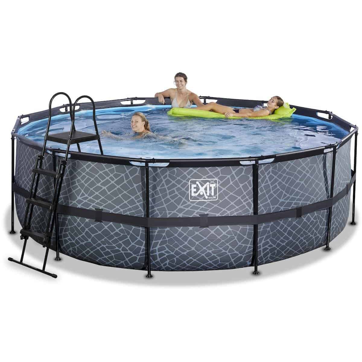 Zwembad met ladder, kinderen genieten van waterpret, ideaal voor zomerse dagen en tuinplezier.