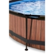Zwembad met houten ombouw en wateroppervlak, geschikt voor tuin.
