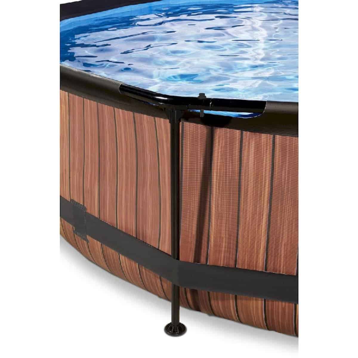 Zwembad met houten ombouw en wateroppervlak, geschikt voor tuin.