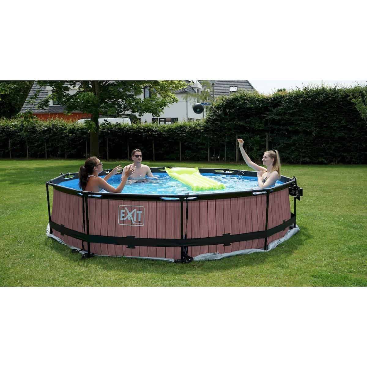 Gezinnen genieten van een buitenzwembad in de tuin met vrienden.