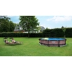 Zwembad en ligstoelen in groene tuin voor ontspanning.
