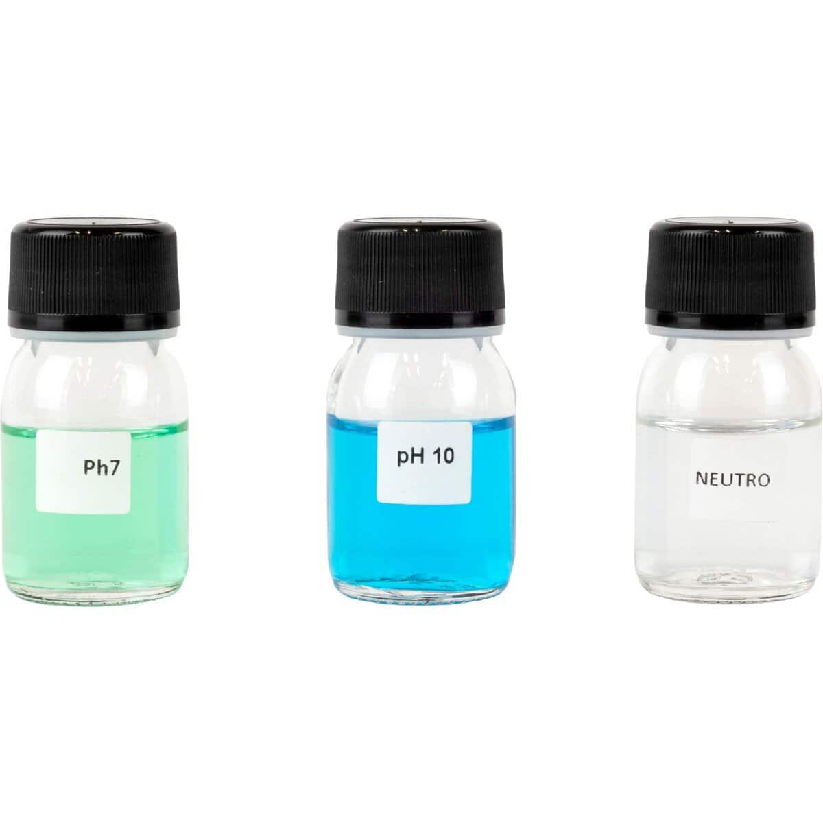 Drie testflessen voor pH-waarde en neutraliteit van zwembadwater.
