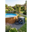 Tuin met houten zwembad en warmtepomp, omgeven door bloemen en groen.