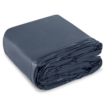 Dichtgevouwen zwembadzeil in donkerblauwe kleur voor zwembadbescherming.