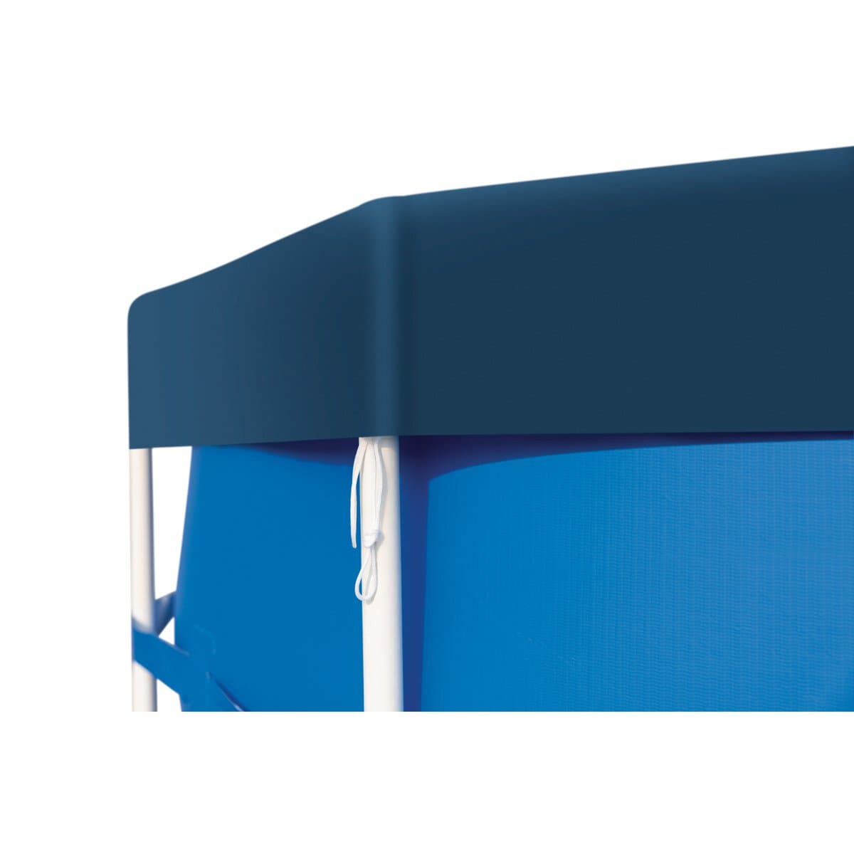 Zwembad met blauwe afdekzeil en witte frame, geschikt voor tuin of terras.