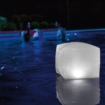 Zwembad ijsblok met zwemwater op de achtergrond bij nacht.