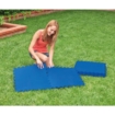 Kind dat opblazen en uitvouwen opblaasbare zwembadmat in de tuin.