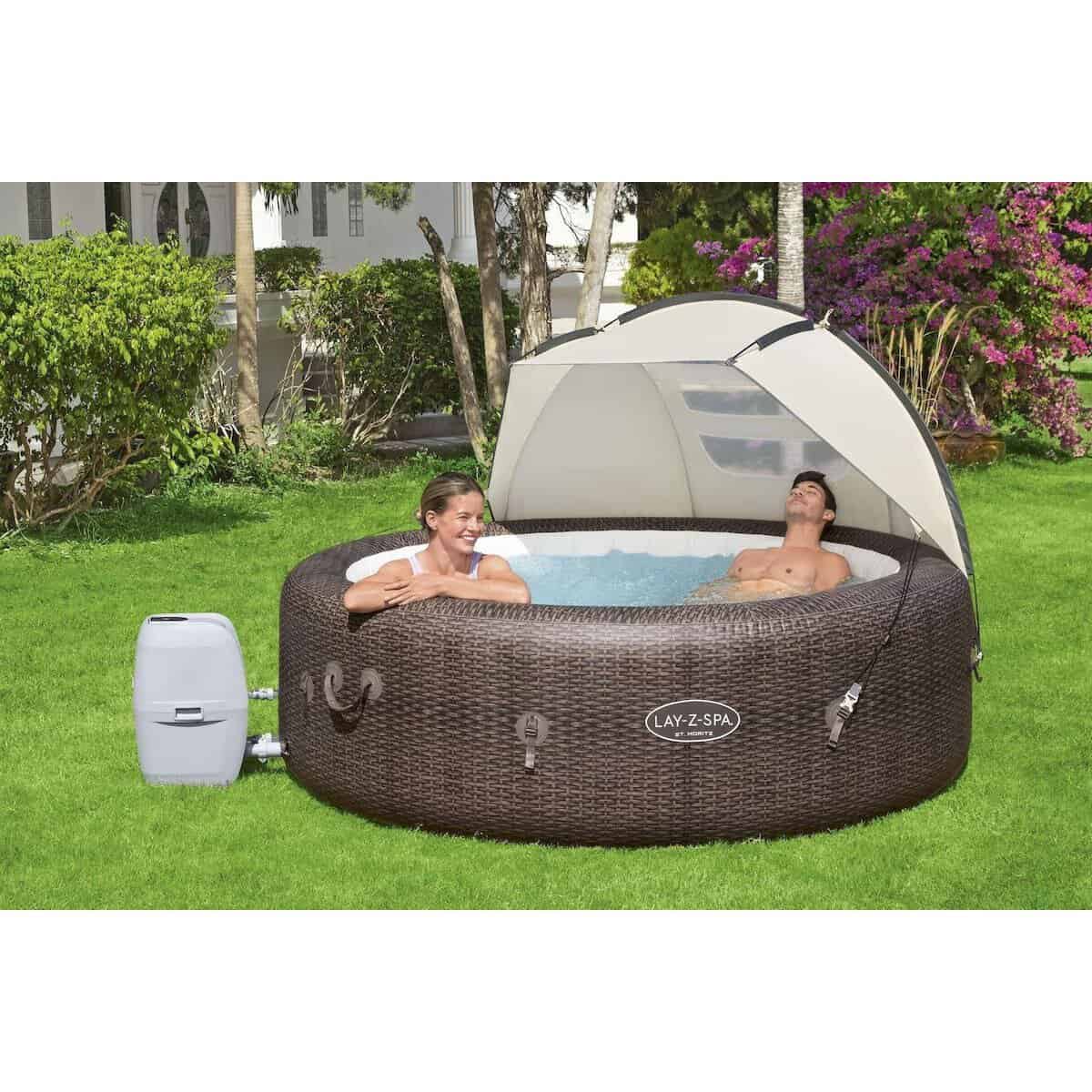 Opblaasbare hottub met parasol, ideaal voor ontspanning in de tuin.
