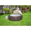 Opblaasbare jacuzzi met zonnedek op groene tuin, ideaal voor ontspanning.