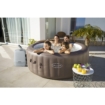 Opblaasbare jacuzzi met vier personen, ideaal voor ontspanning en plezier in de tuin.