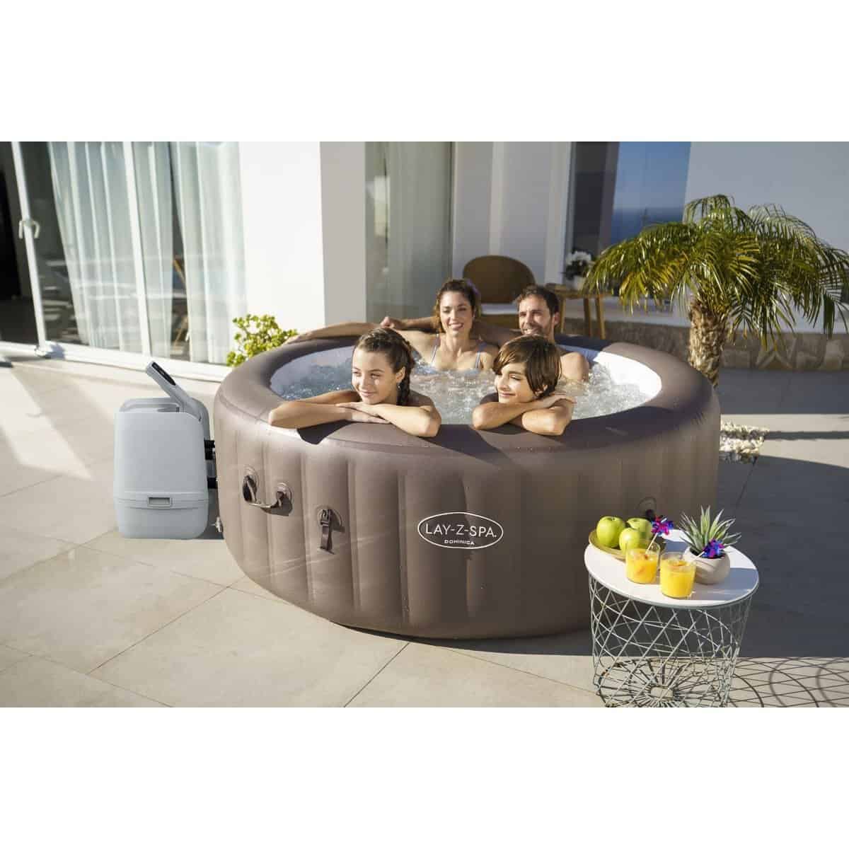 Opblaasbare jacuzzi met vier personen, ideaal voor ontspanning en plezier in de tuin.