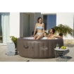 Opblaasbaar bad met twee personen, ideaal voor ontspanning in de tuin. Perfect voor zomerplezier en.