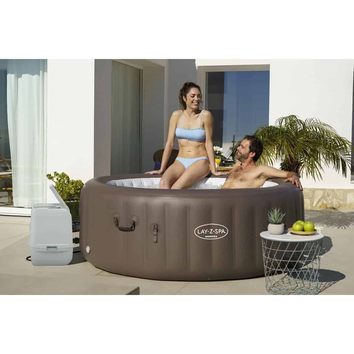 Opblaasbaar bad met twee personen, ideaal voor ontspanning in de tuin. Perfect voor zomerplezier en.