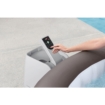 Automatische zwembad skimmer en wateronderhoudsapparaat in gebruik.