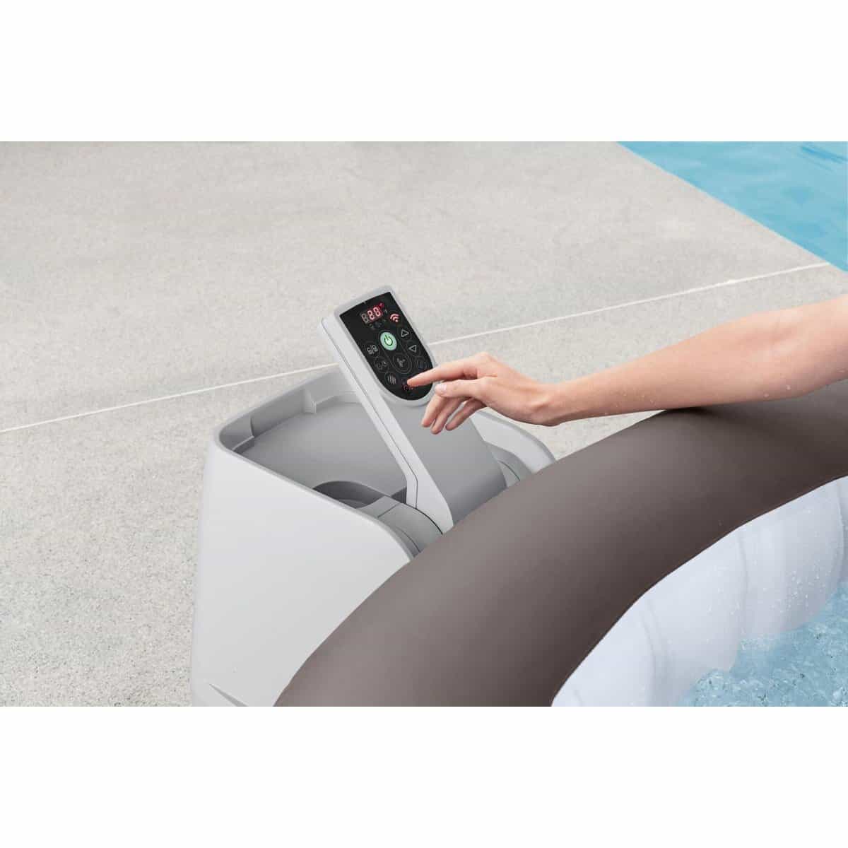Automatische zwembad skimmer en wateronderhoudsapparaat in gebruik.