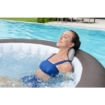 Zwemspa met comfortabele hoofdsteun en helder water, ideaal voor ontspanning in je tuin.