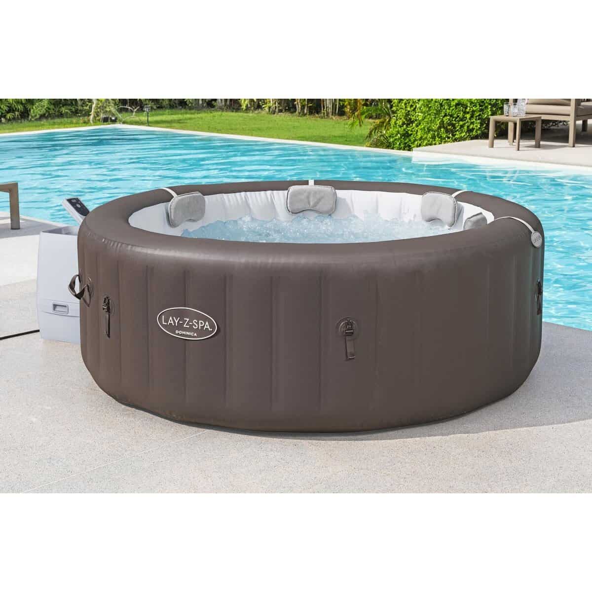 Opblaasbare jacuzzi met 6 zitplaatsen en massagefunctie voor ultiem ontspanning.