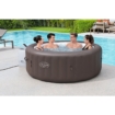 Gezellig groepje in een opblaasbare hottub in de tuin, perfect voor ontspanning en plezier.