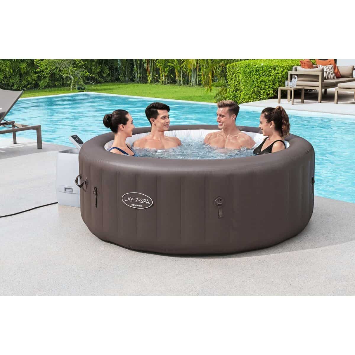 Gezellig groepje in een opblaasbare hottub in de tuin, perfect voor ontspanning en plezier.