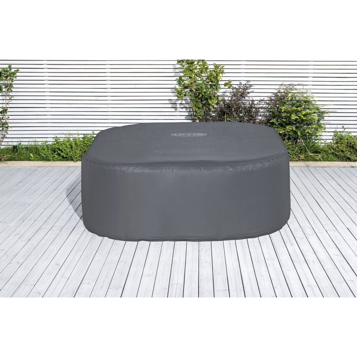 Zwemspa in tuin, weerbestendig en comfortabel, perfect voor ontspanning en recreatie in eigen tuin.