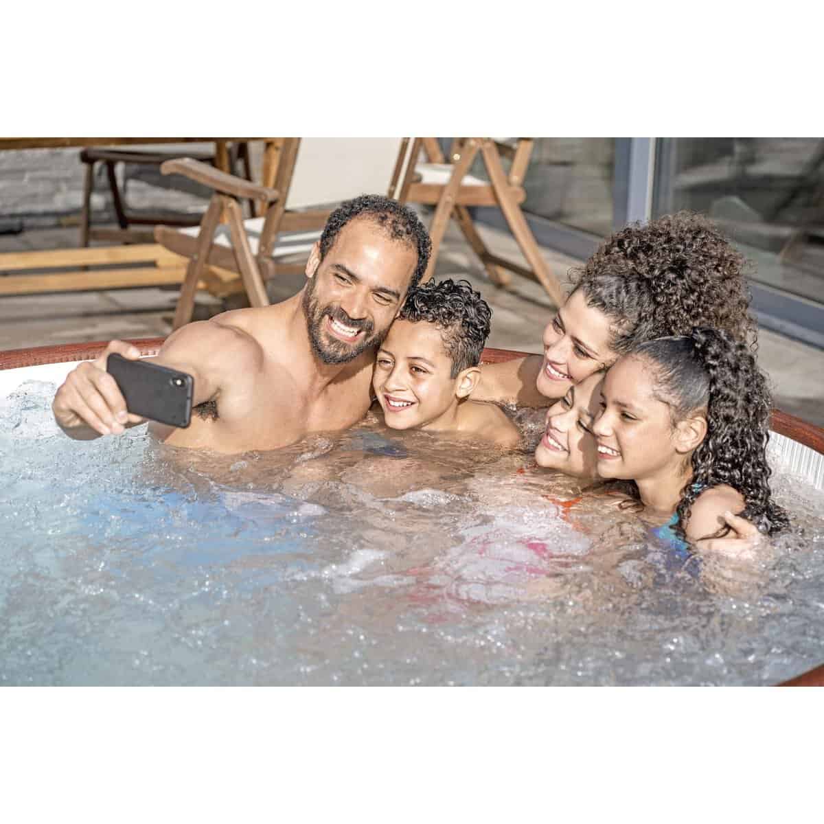 Familie maakt een selfie in het zwembad op een zonnige dag.