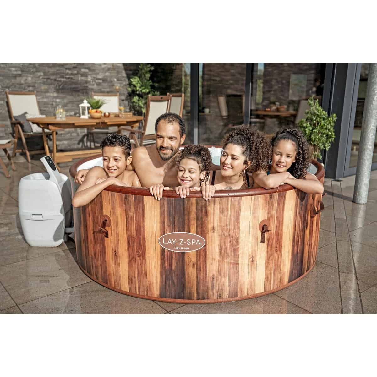 Gezinsplezier in een houten spa bad voor ontspanning en wellness.