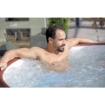 Man ontspant in een privé jacuzzi met warm water, ideaal voor ontspanning en wellness.