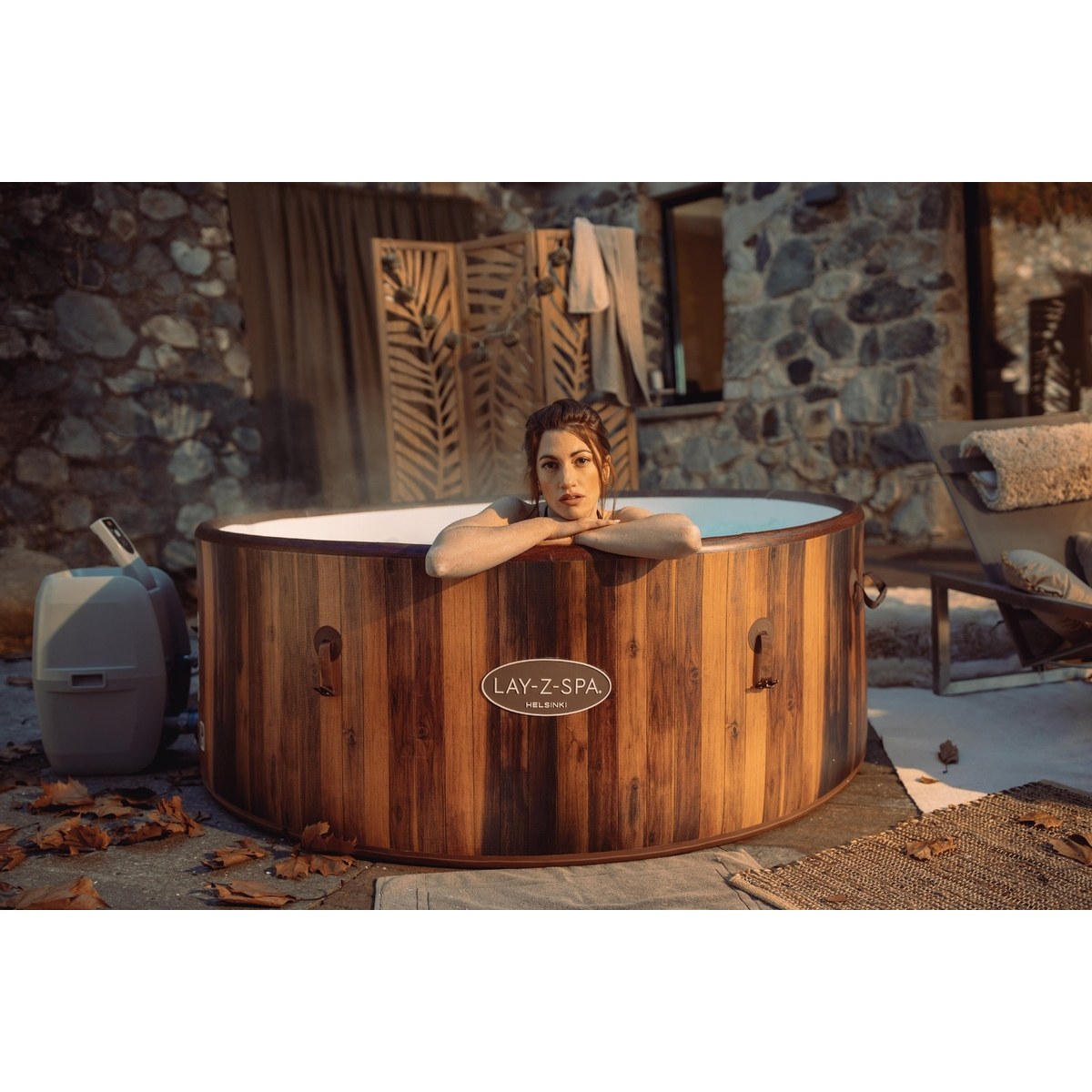 Houten hottub in tuin met vrouw die ontspant en geniet van rust.