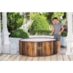 Houten hottub in tuin, perfect voor ontspanning en wellness.