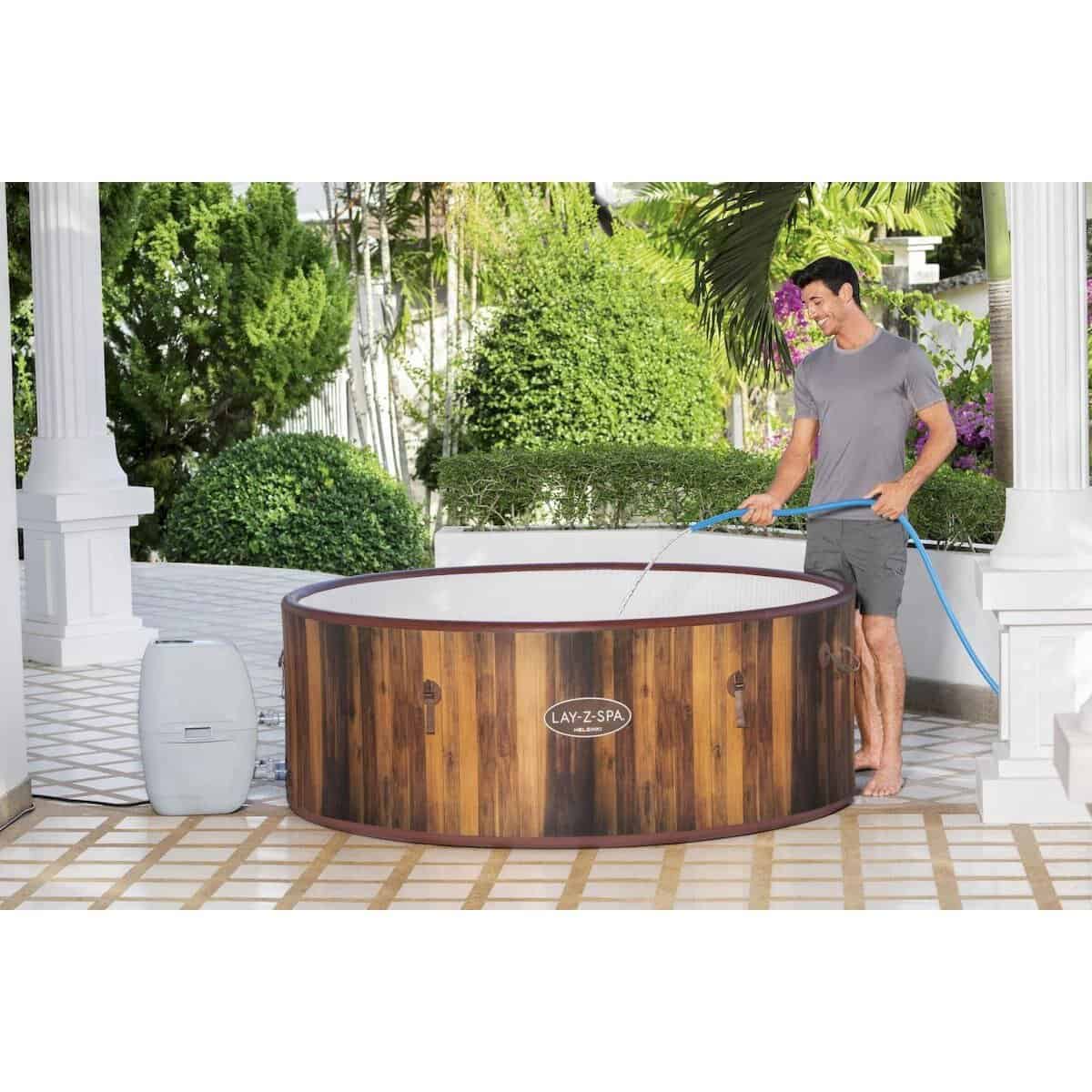 Houten hottub in tuin, perfect voor ontspanning en wellness.