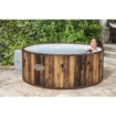 Houten hottub met water, ontspanning en wellness.