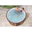 Houten hottub met twee mensen die genieten van een ontspannend bad.