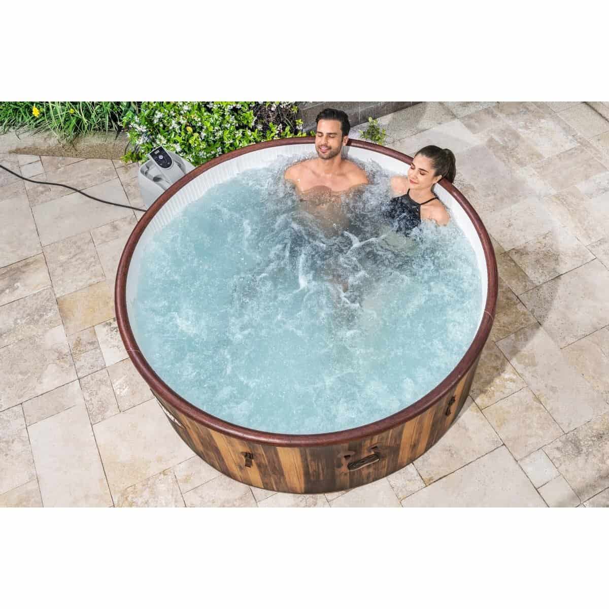 Houten hottub met twee mensen die genieten van een ontspannend bad.