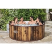 Houten hottub met zes mensen genietend van warm water buiten.