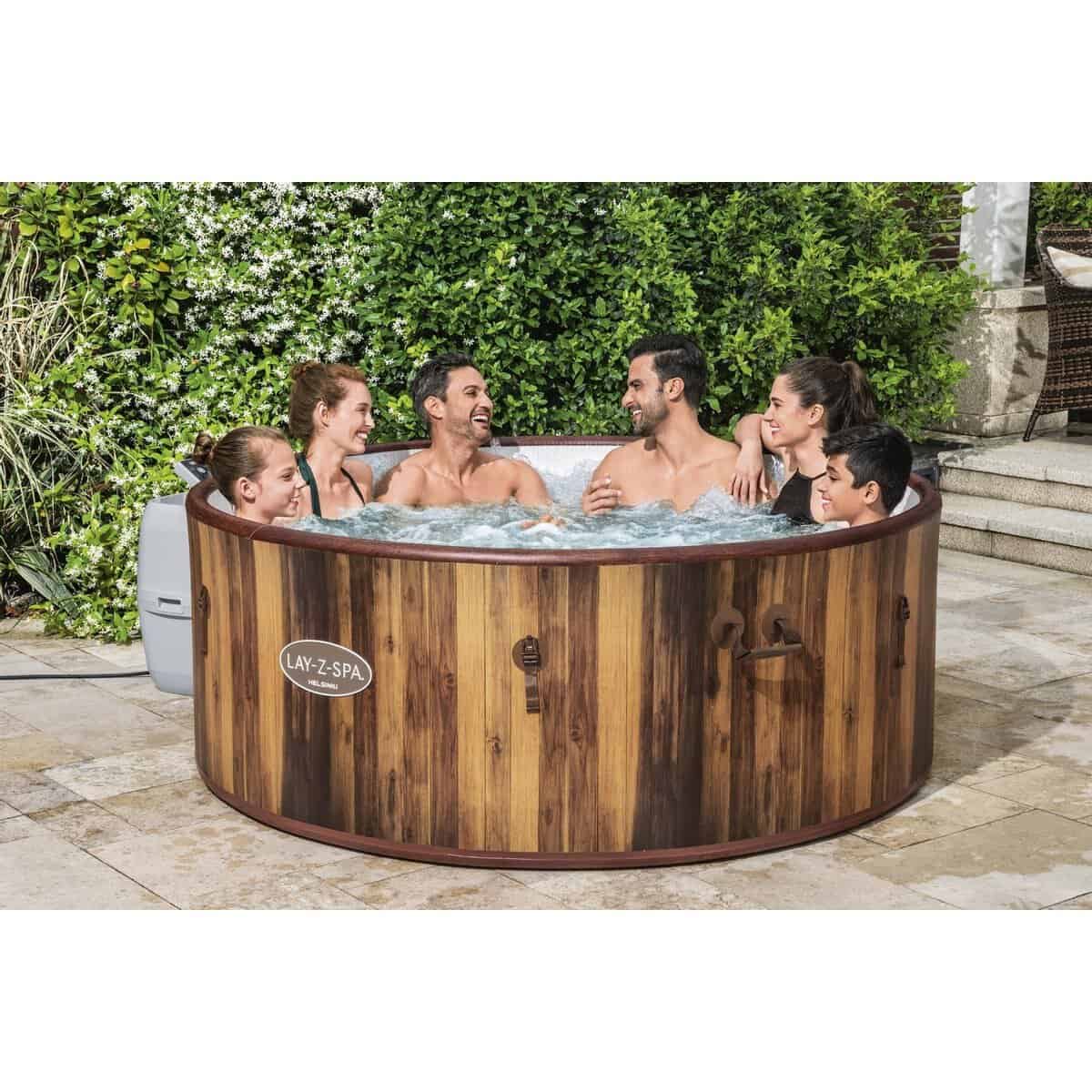 Houten hottub met zes mensen genietend van warm water buiten.