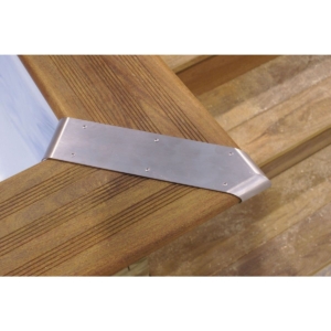 Houten terras met metalen hoekbeschermer voor bescherming en duurzaamheid.