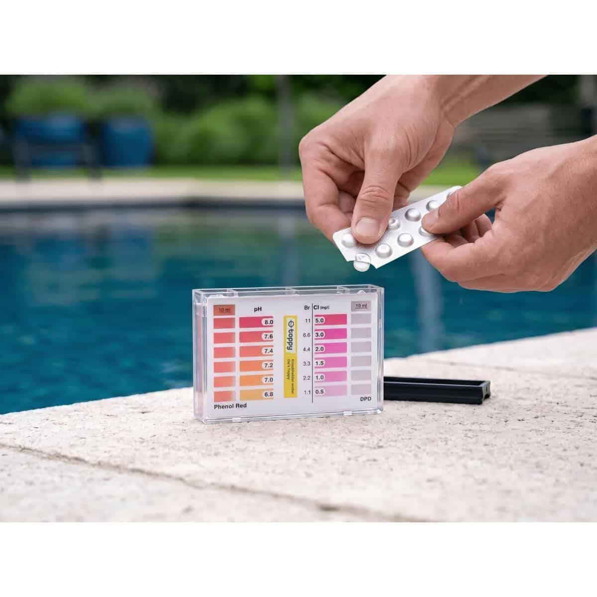 Testkit voor zwembadwater met pH en chloorwaarden, nauwkeurig en gebruiksvriendelijk.