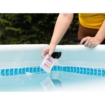 Teststrips voor zwembadwatercontrole in gebruik.