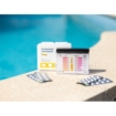 Zwembad watertest set met teststrips en pH-meter voor waterkwaliteit controle.